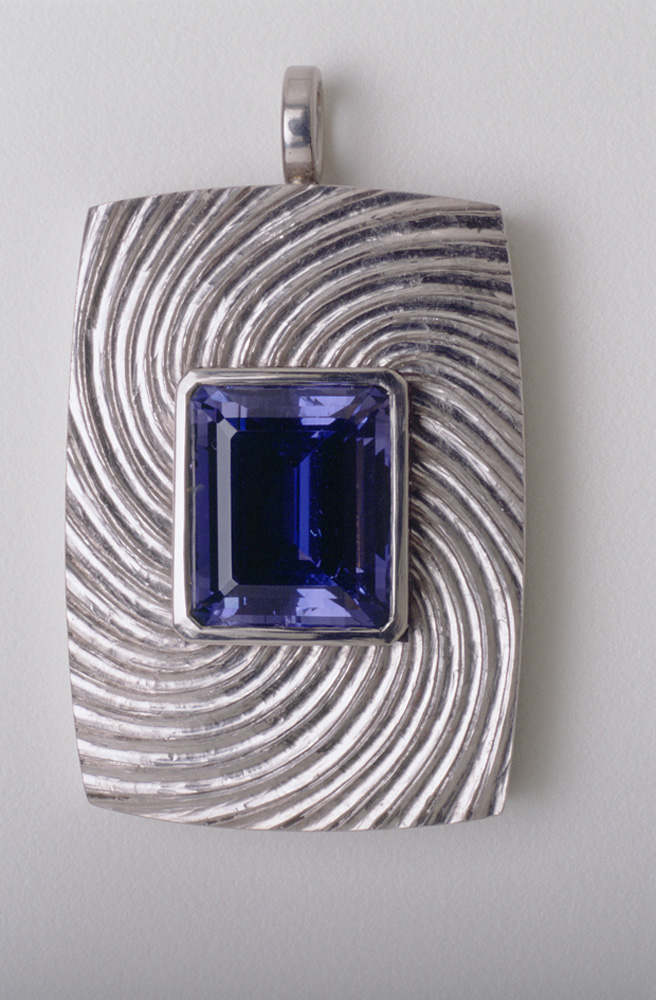 18ct white gold, iolite.