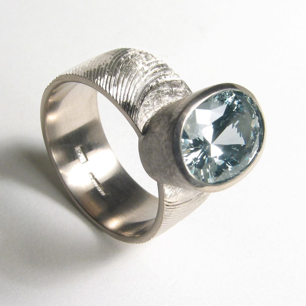 18ct white gold, hand engraved, green sapphire. Photo: Andra Nelki