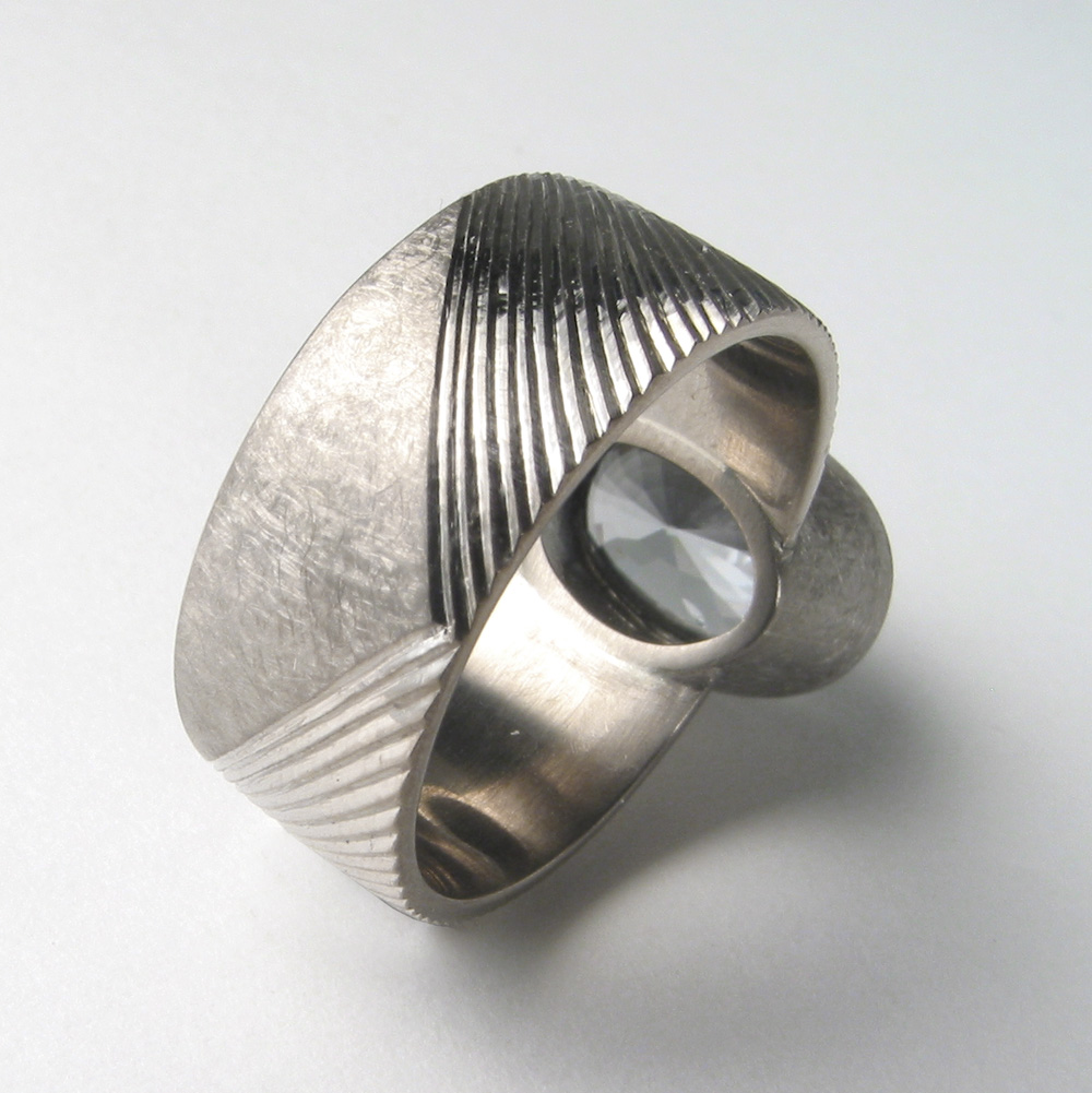 18ct white gold, hand engraved, green sapphire. Photo: Andra Nelki