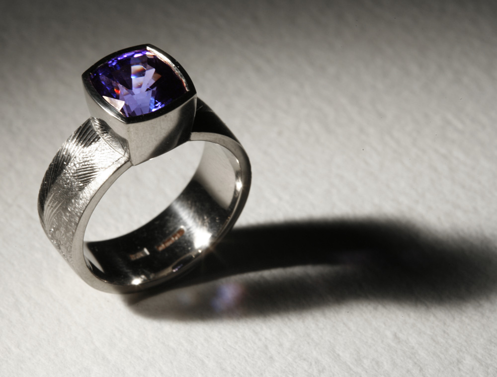 18ct white gold, hand engraved, tanzanite. Photo: Andra Nelki