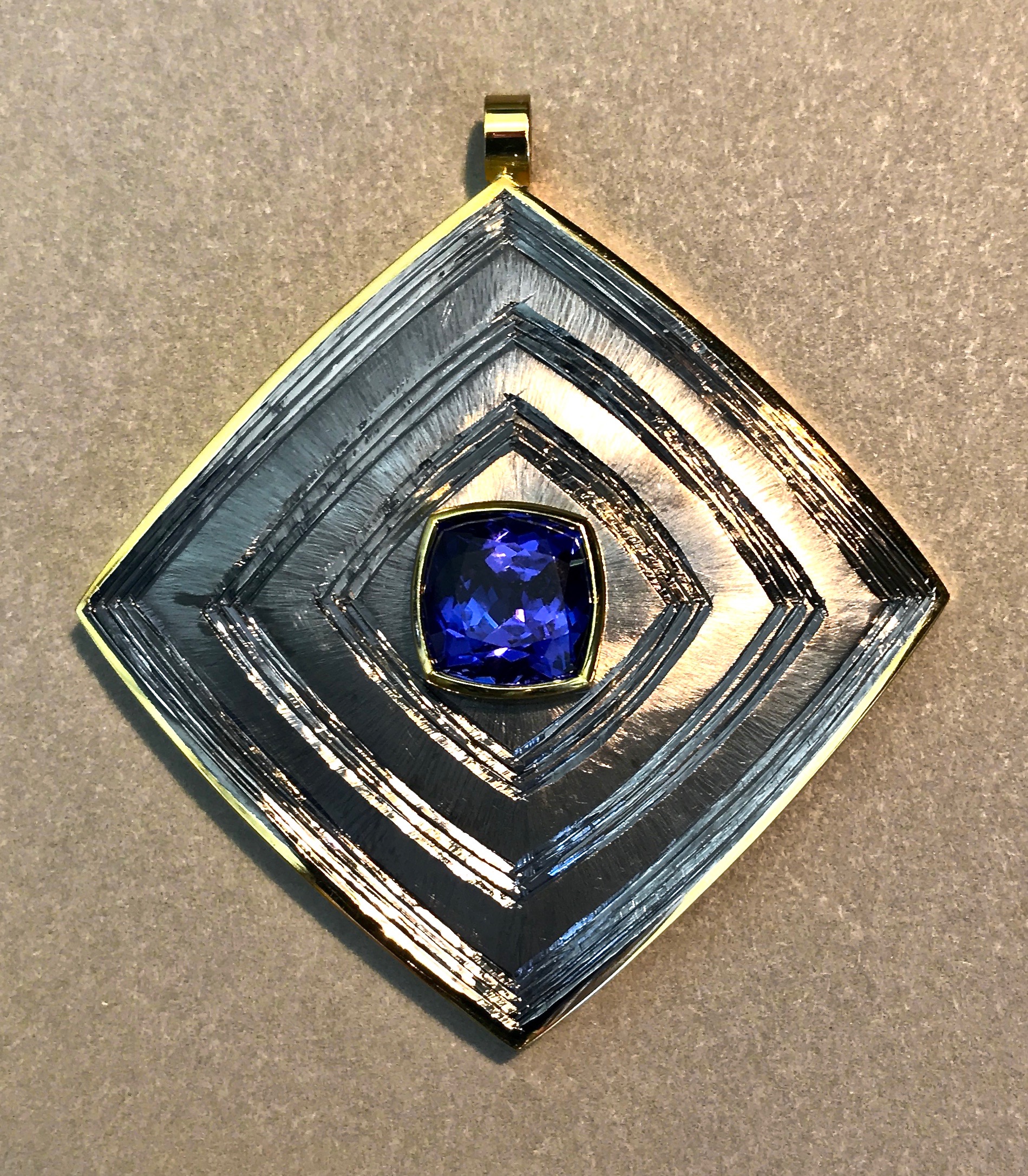 Tanzanite, 18ct gold, silver, hand engraved, gilded and rhodium plated 