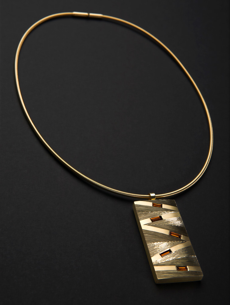 18ct yellow gold, hand engraved, set with brown baguette diamonds 0.99cts. 18ct gold collar.