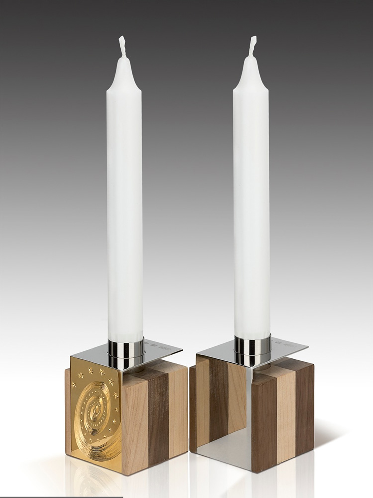 <a href="/jewellery/pair-reflection-candleholders-design-alan-craxford-55cm-cubes-english-walnut-and-maple">Pair Reflection Candleholders Design by Alan Craxford 5.5cm cubes in English Walnut and Maple. Silver one hand engraved, one mirror finish, part gilded  photo : Simon B Armitt</a>