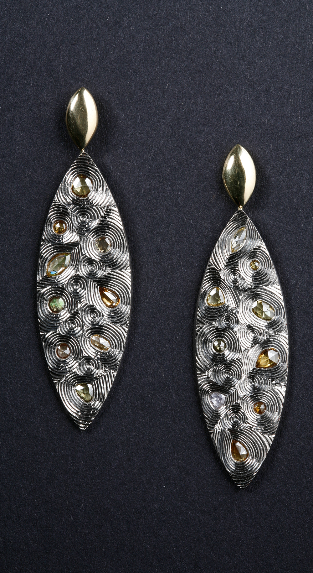 18ct yellow and white gold, hand engraved, white and coloured diamonds. Photo: Andra Nelki.