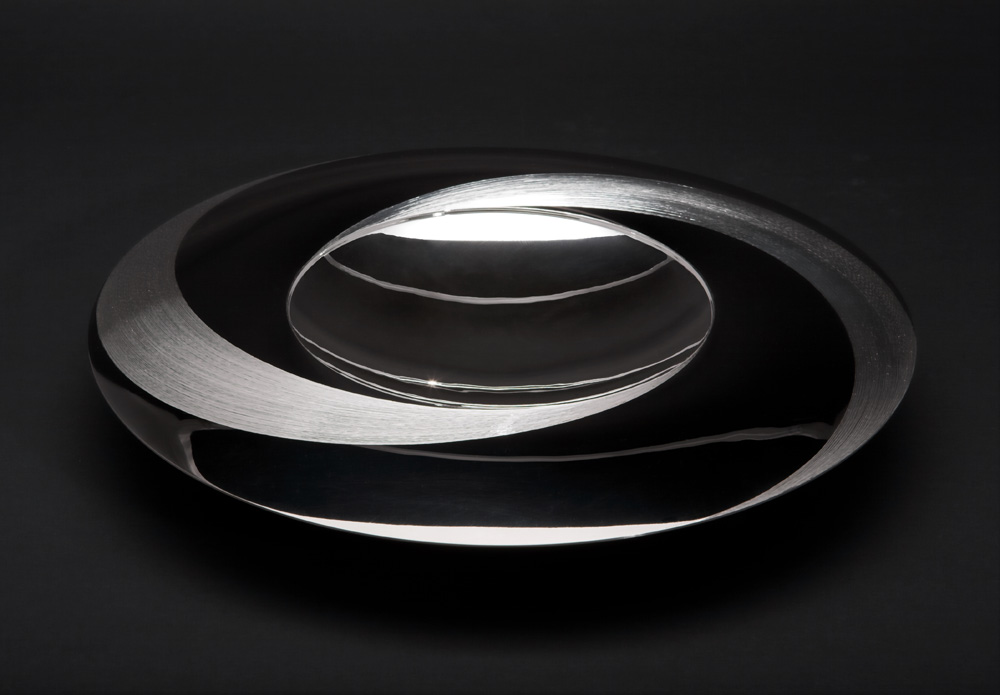 Angle view: "MOON DISH" 300 mm diam. Silver, hand engraved, black gilding. Stone base - Black Obsidian. Photo : Simon Armitt