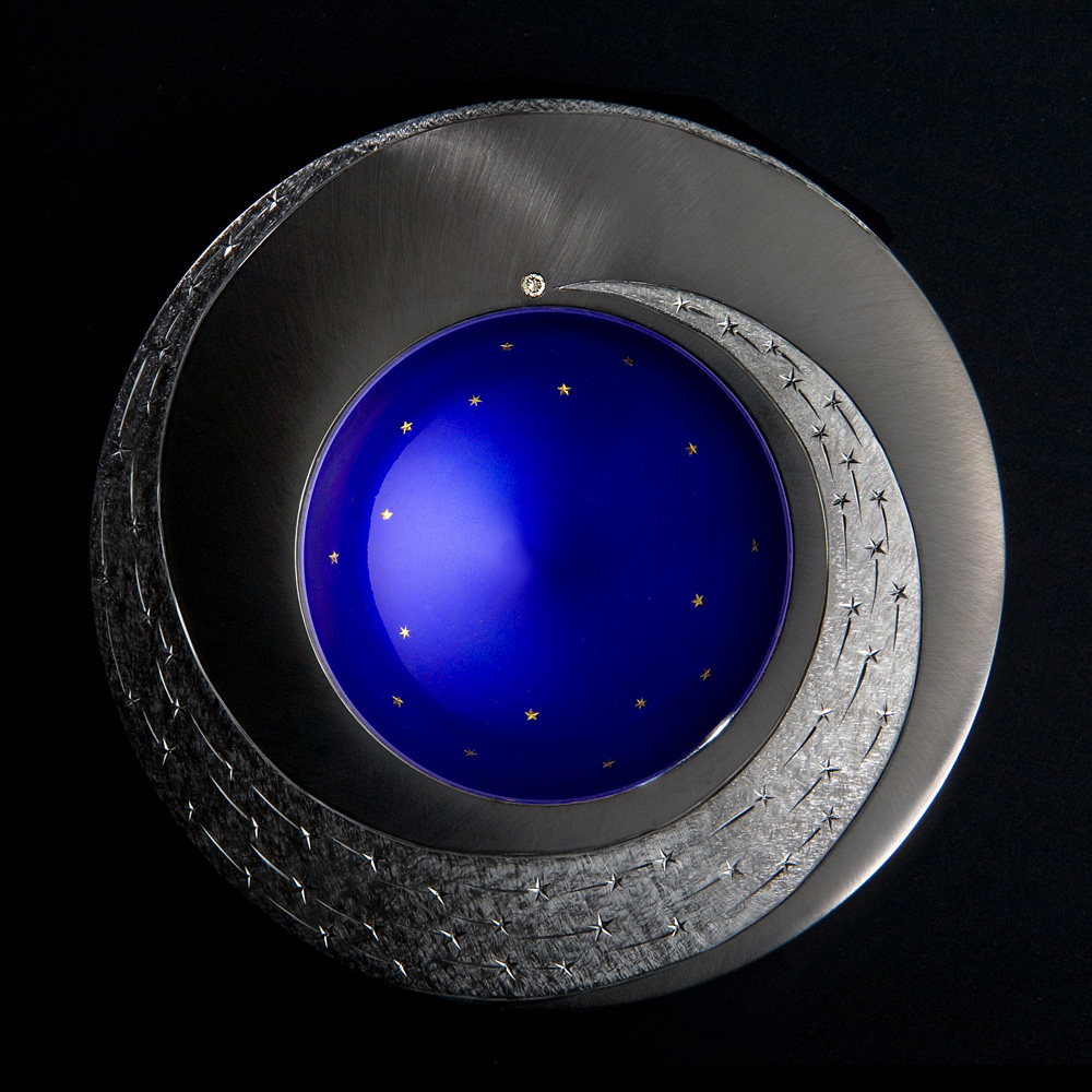 <a href="/jewellery/spinning-comet-bowl-night-2009-silver-hand-engraved-set-grey-diamond-gold-leaf-stars-fired">SPINNING COMET BOWL - NIGHT. 2009, Silver hand engraved, set with grey diamond, gold leaf stars fired into deep blue enamel. 110 mm diameter. Photo : Simon B Armitt</a>