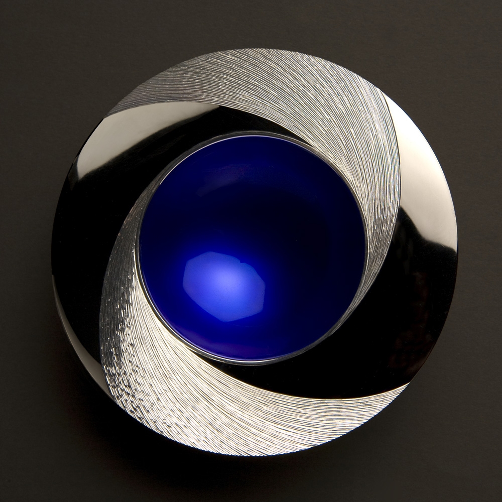 <a href="/jewellery/night-spinning-bowl-110-mm-diameter-silver-rim-hand-engraved-centre-bowl-enamelled-deep">&quot;NIGHT&quot; Spinning Bowl 110 mm diameter. Silver,  rim Hand Engraved, centre of bowl enamelled deep blue. Limestone base.</a>